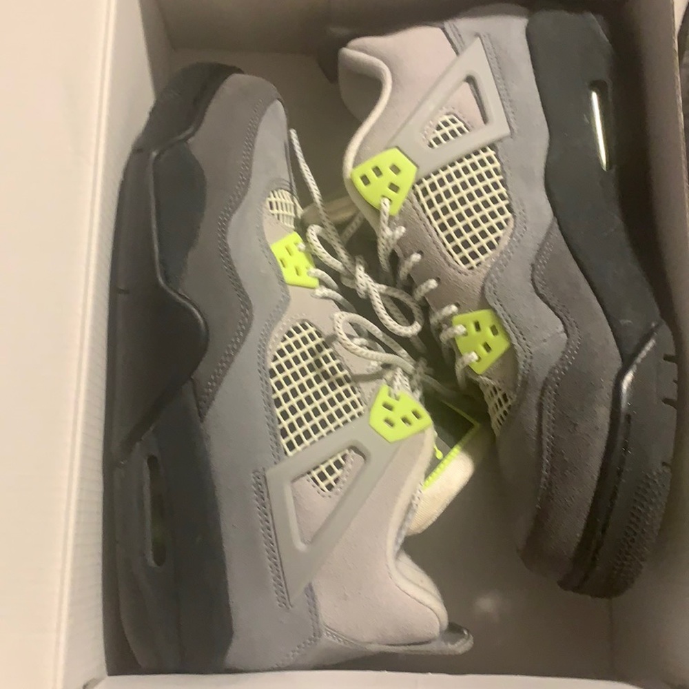 Jordon Retro 4 “Neon” Size Grade School  7